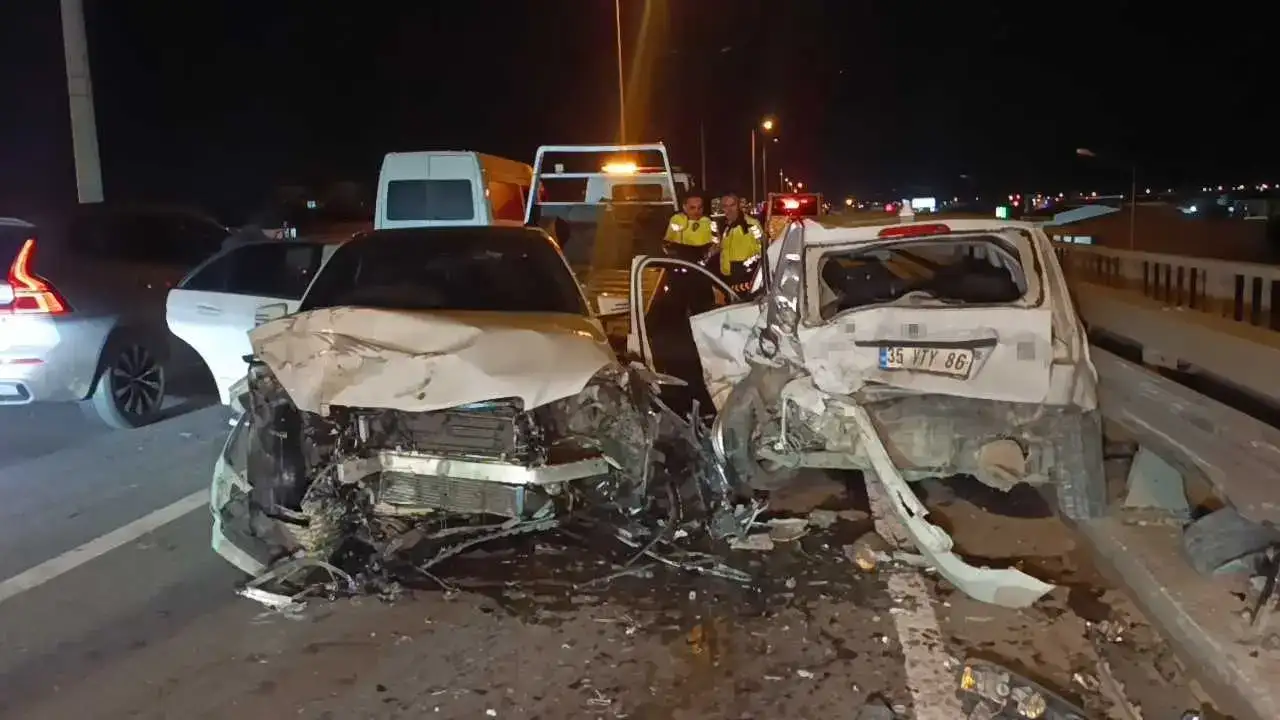 Manavgat’ta Zincirleme Kaza Trafiği Kilitledi! 2 Yaralı 4